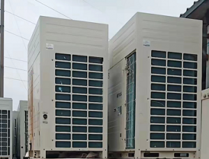 深圳回收60/65/68/130KW風冷模塊機，各種品牌二手空調回收